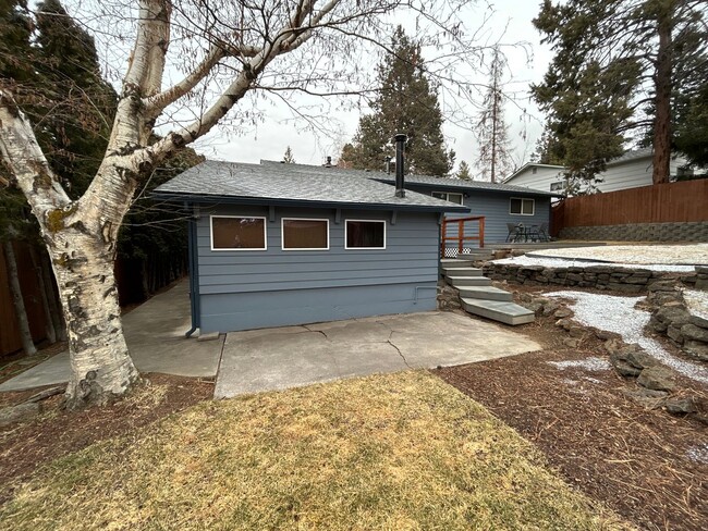 Building Photo - 3 Bedroom / 2 Bathroom in Bend's Orchard D...
