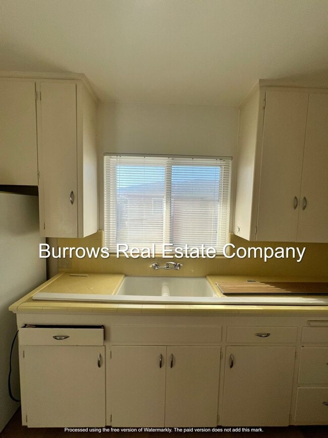Building Photo - Midtown Ventura - One bedroom, one bath up...