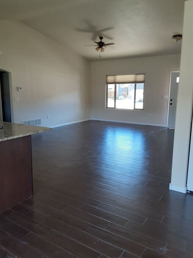 Building Photo - 3 Bedroom, 2 Bath Home with Attached 2-Car...