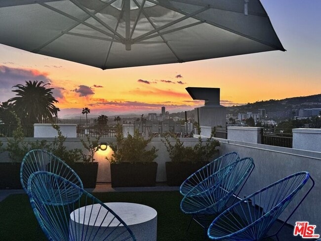 Building Photo - 857 Hayworth Ave