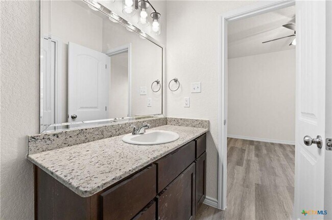 Building Photo - 122 Leon Ln