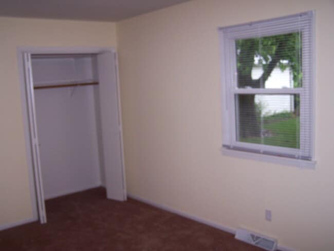 Building Photo - Very sharp 3BR 1 bath ranch home in Normal...