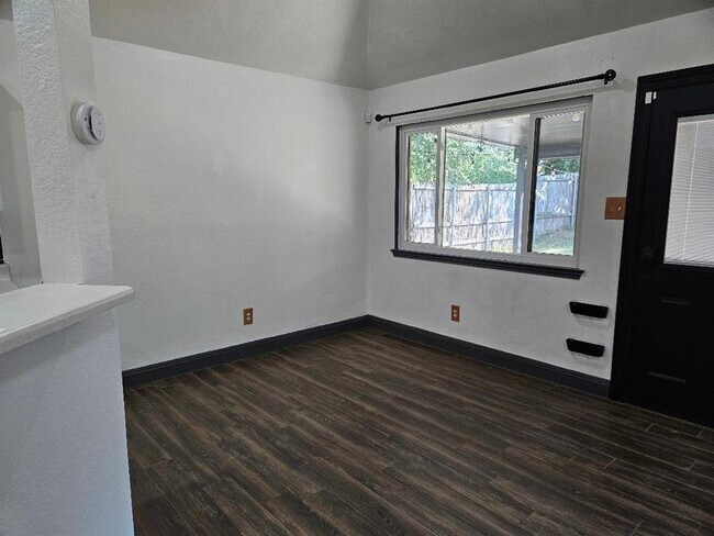 Building Photo - 214 Maple Ln
