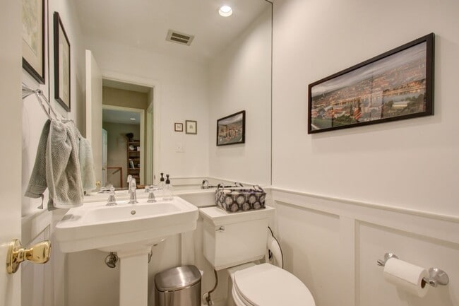 Building Photo - Cool Colonial in North Chevy Chase!