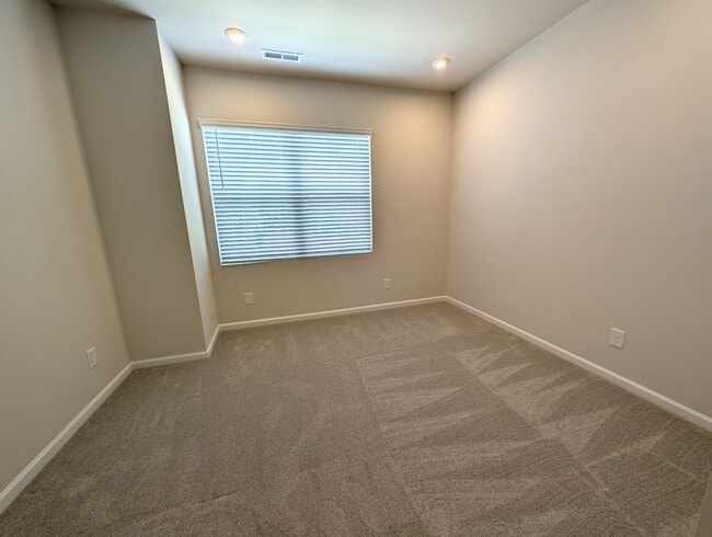 Building Photo - Pristine 2 story Townhome located in the Fifteen Cannon Community in Charlotte!