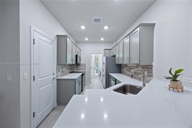 Building Photo - 5180 Eucalyptus Dr