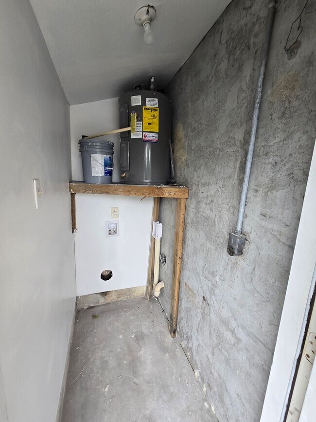 Building Photo - 2 BEDROOM, 1 BATH APARTMENT HOME - PINELLAS PARK