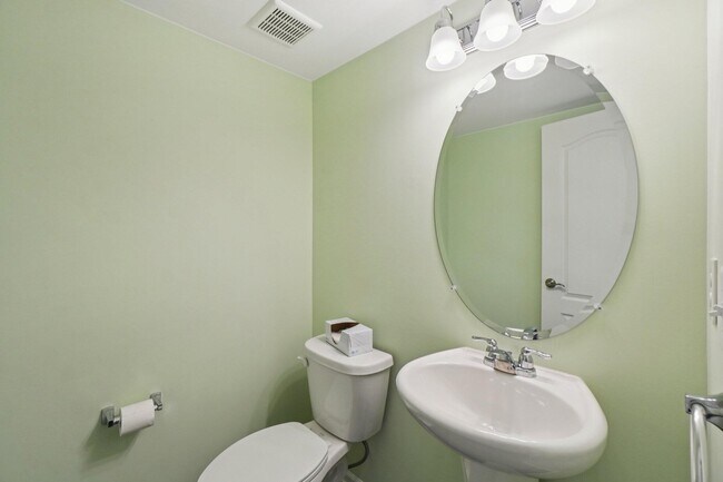 Building Photo - 202 N Sydney Ct