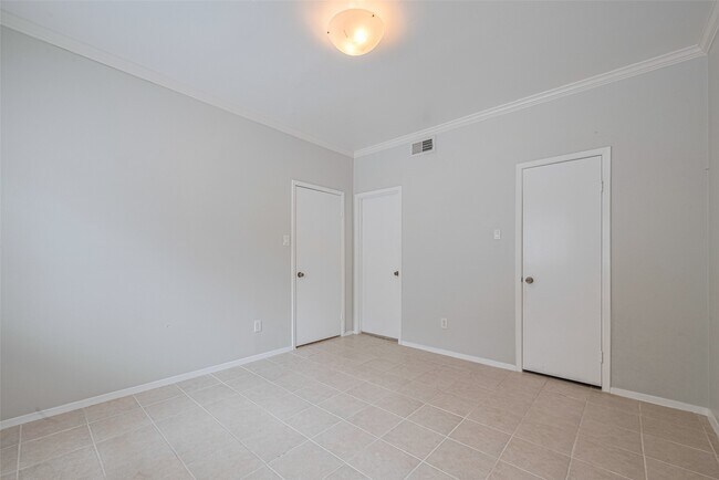 Building Photo - 2025 Augusta Dr