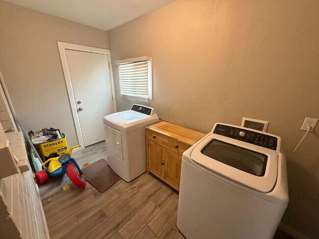 Building Photo - 3525 N Fontana Ave