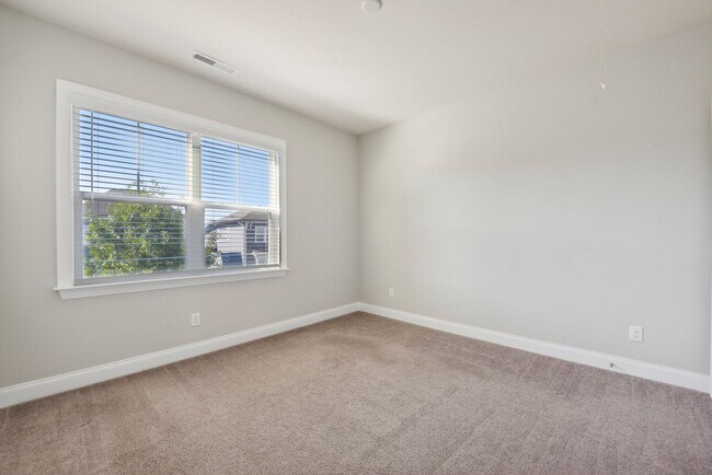 Building Photo - Nice 4 bedroom home with fenced yard