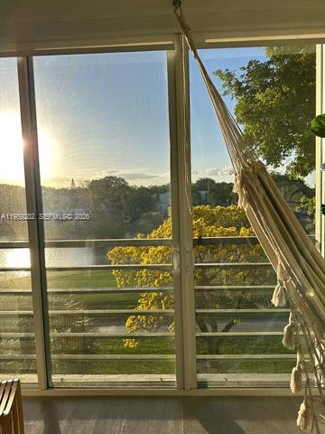 Building Photo - 1811 Sabal Palm Dr