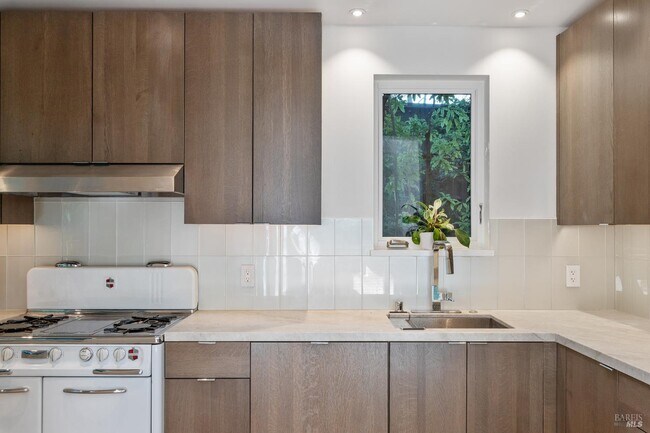 Building Photo - 15 Heuters Ln