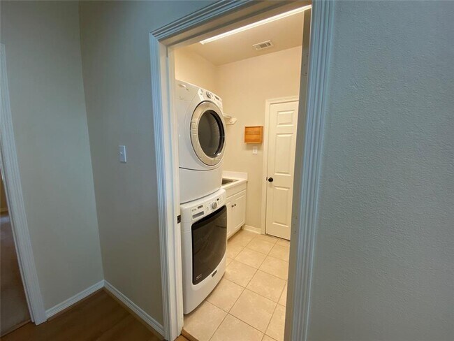 Building Photo - 6018 Sugar Bush Dr