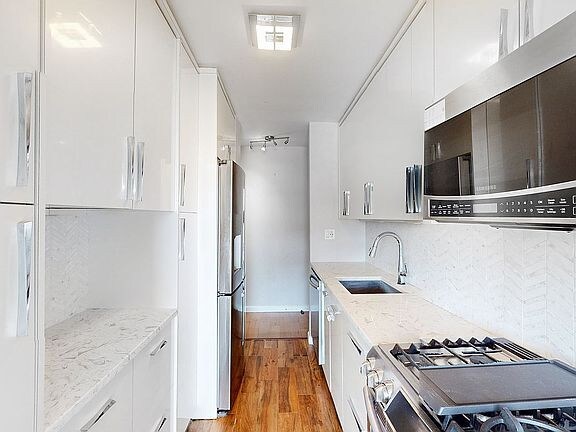 Building Photo - 2925 W 5th St