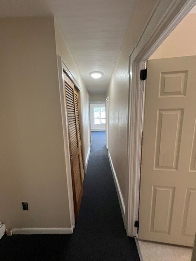 Building Photo - 3 bedroom 1 bathroom