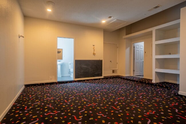 Building Photo - "Charming 4-Bed Oasis with 3 Full Baths on Twin Leaf Drive in El Paso, TX!"