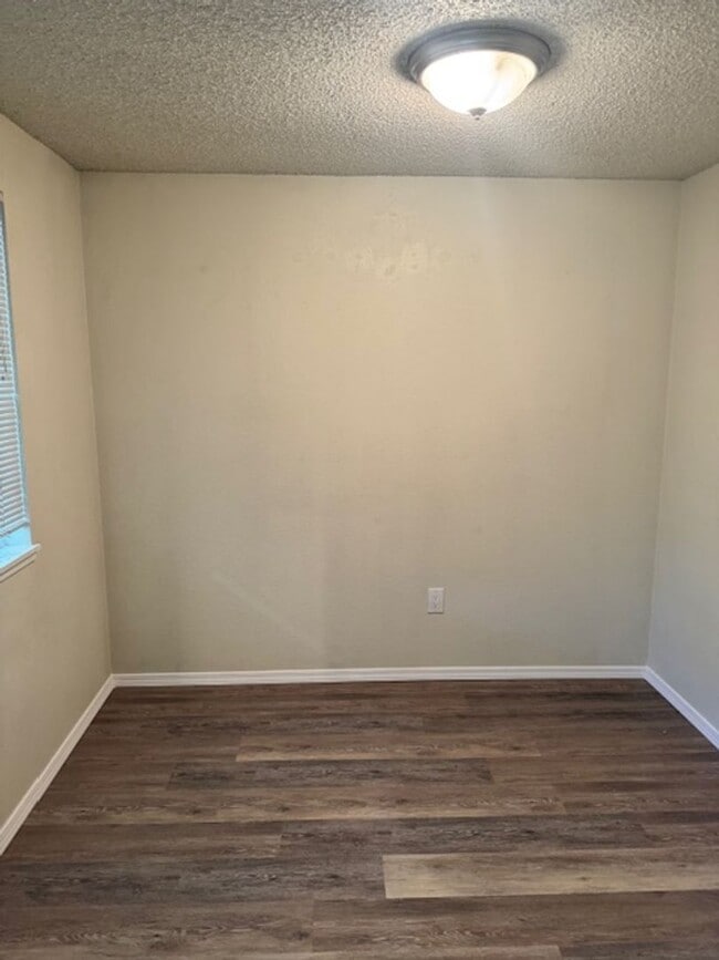 Building Photo - SINGLE LEVEL 2 BEDROOM CONDO