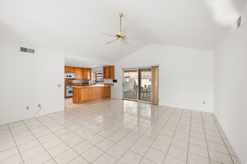 Building Photo - 39199 Sweetwater Dr