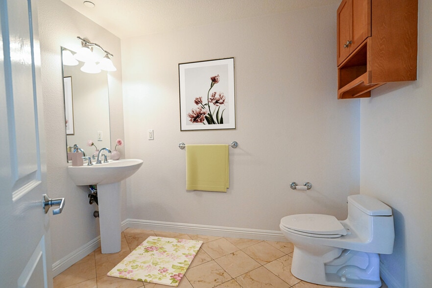 Building Photo - 5831 Seawalk Dr