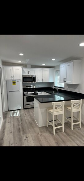 Building Photo - 10348 Petit Ave