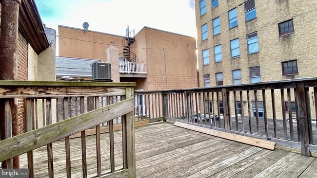 Building Photo - 330 S Juniper St