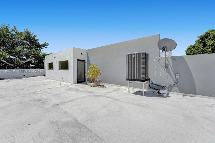 Building Photo - 3465 SW 3rd Ave