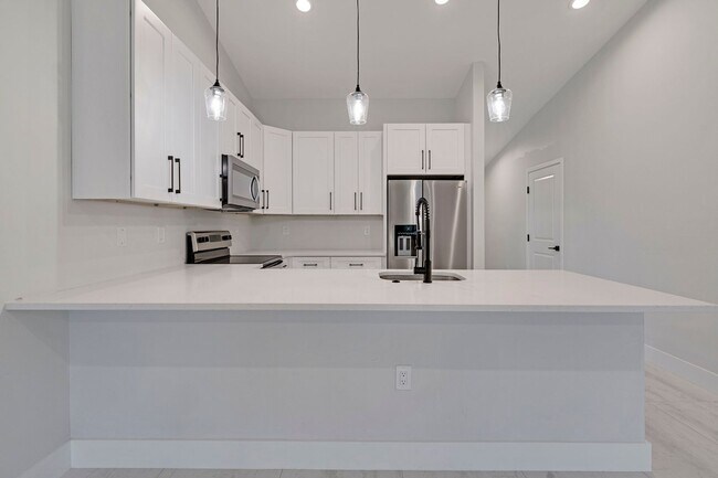 Building Photo - 2023 Duplex All tiled - 3 Bedroom Plus Den/2 Bath & 2 car Garage