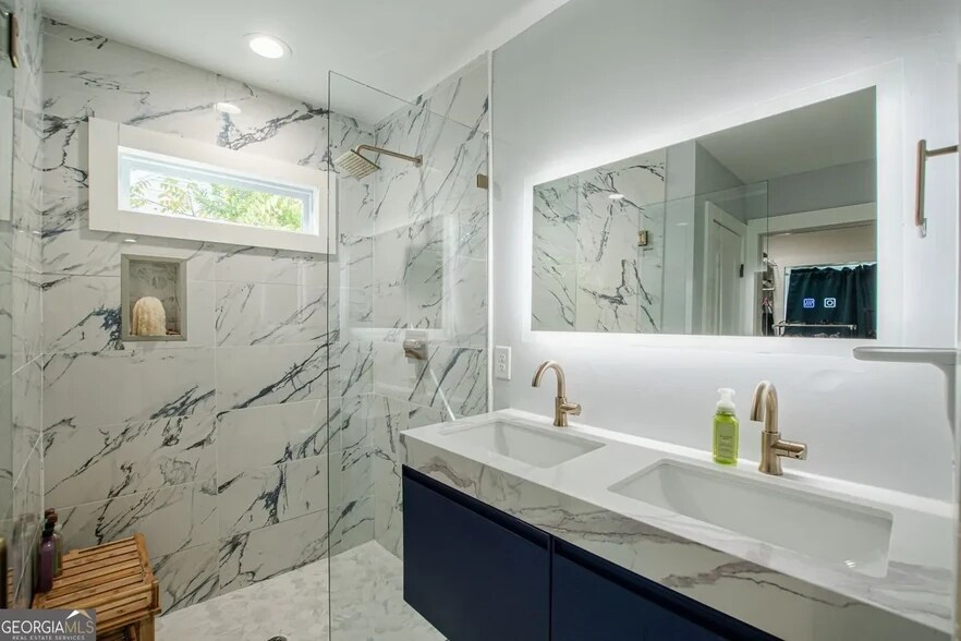 Building Photo - 2657 Blount St