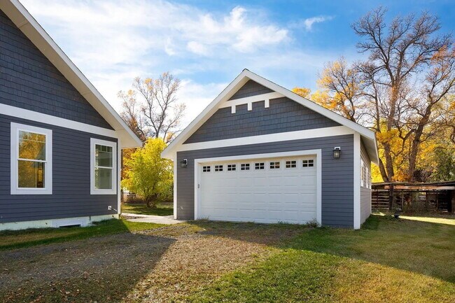 Building Photo - Beautiful and Spacious 3 Bed, 2.5 Bath Hom...