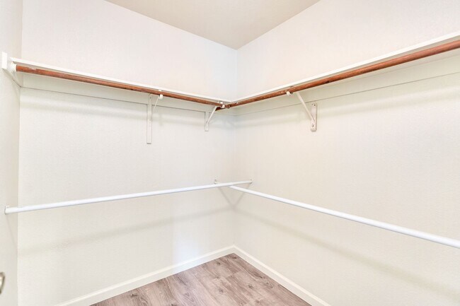 Building Photo - BEAUTIFUL 4 BEDROOM HOME WITH SWIMMING POOL!