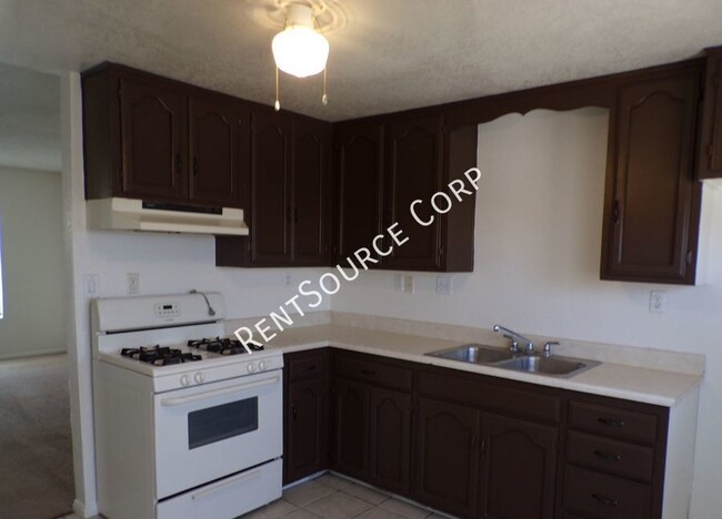 Building Photo - 2 Bedroom Duplex for Rent in Barstow