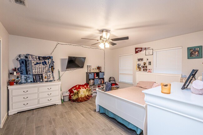 Building Photo - 5220 Feria Dr