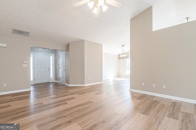 Building Photo - 5755 Lakeview Cir