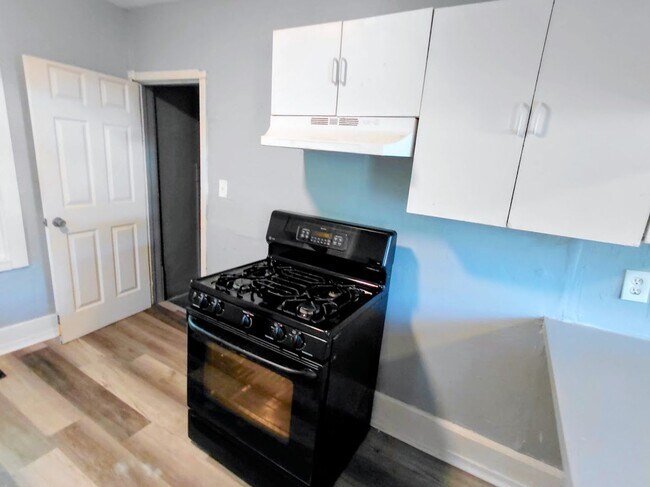 Building Photo - Three-bedroom one bathroom home for rent