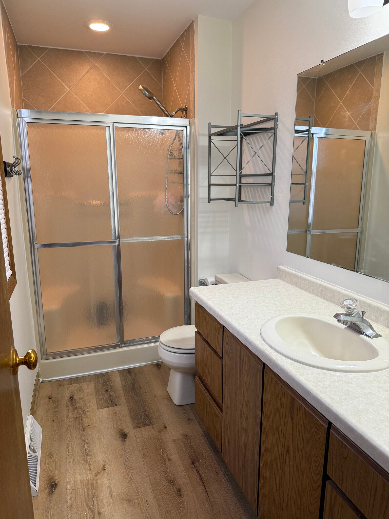 Ensuite Master Bathroom - 440 Hi View Dr