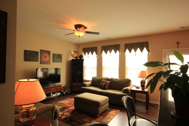 Building Photo - 4410 Hillsgrove Rd