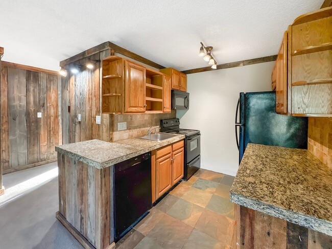 Building Photo - Best priced 3 Bedroom in Summit County!  3 Bedroom 2 bathrooom Condo, 10 minutes from Breck! Year...