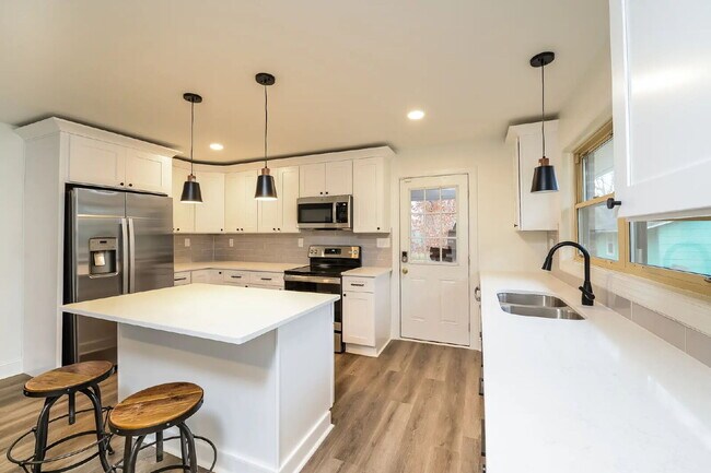 Building Photo - Available Fall Semester or Short Term rental!