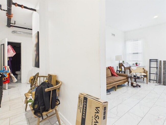 Building Photo - 1010 W 26th St