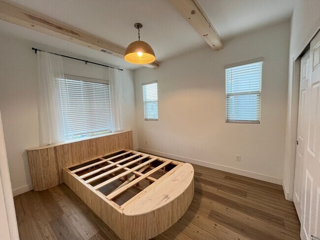 Building Photo - Stunning 3 Bedroom 3 Bathroom in Summerlin...