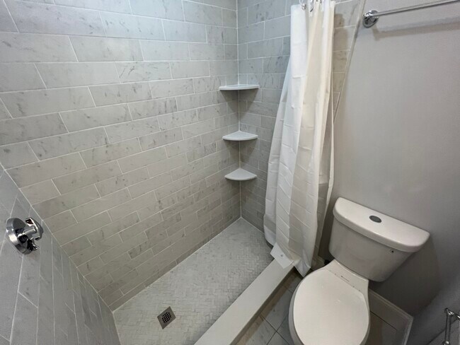 Building Photo - 372 Oxford St