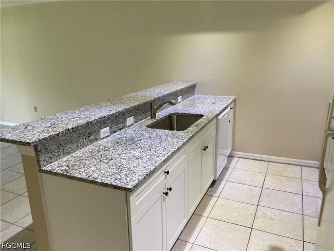 Building Photo - 429 SE 24th Ave