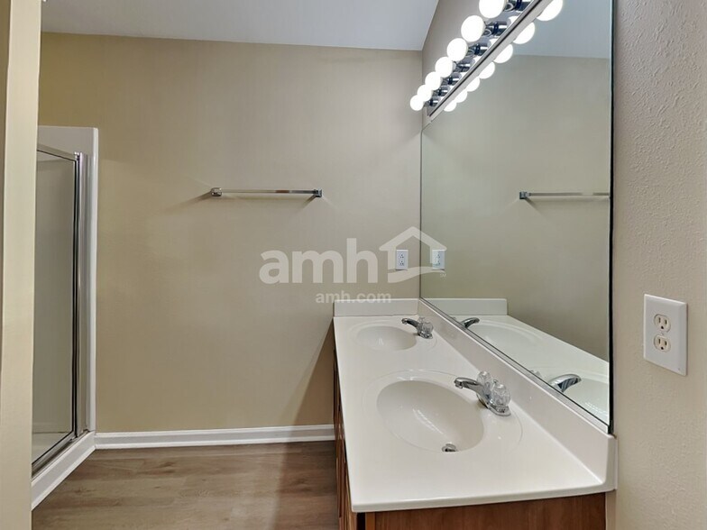 Building Photo - 802 Celtic Crossing Dr