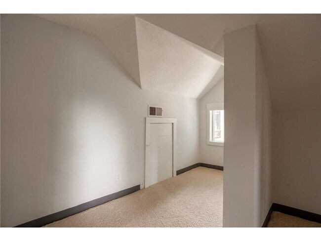 Building Photo - 1020 Wilson Ave