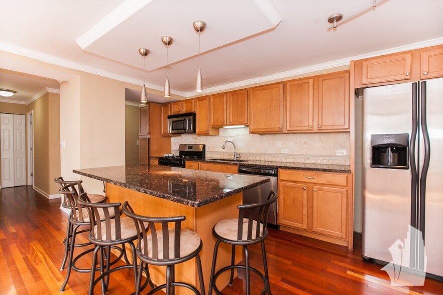 Building Photo - 3950 N Lake Shore Dr