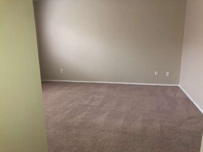 Building Photo - GORGEOUS SINGLE STORY HOME IN NORTH TOWN READY FOR YOU TO RENT !!