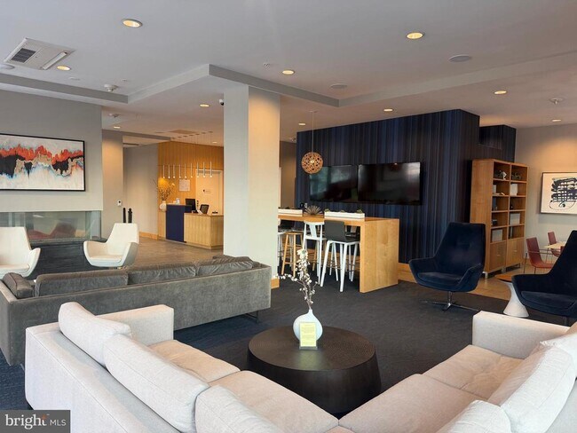 Building Photo - 1320 Fenwick Ln