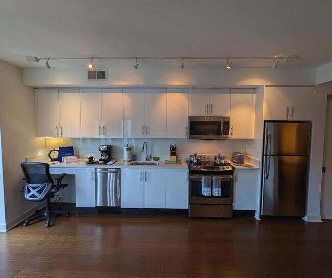 Building Photo - 900 10th St NW