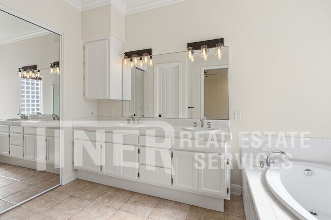 Building Photo - 4616 Gatwick Way